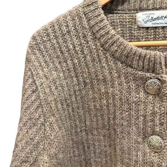 BartlettYarns Women Cardigan reverse shaker stitch with hand cast pewter button - Picture 5 of 14